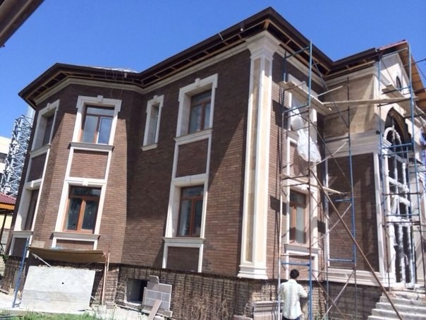 Fabrication d’éléments en travertin pour la façade d’une maison