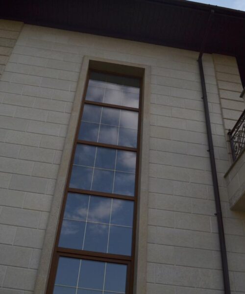 Travertin sur la façade (2)